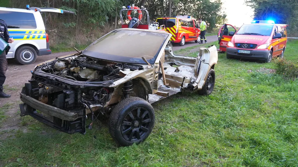 Das Fahrzeug war vollständig ausgeschlachtet. Das Fahrzeug war vollständig ausgeschlachtet.