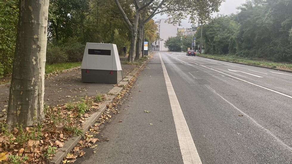 Der Superblitzer steht auf der Wundtsraße in Leipzig stadteinwärts links auf dem Fußweg - kurz vor der Kreuzung Dufourstraße.