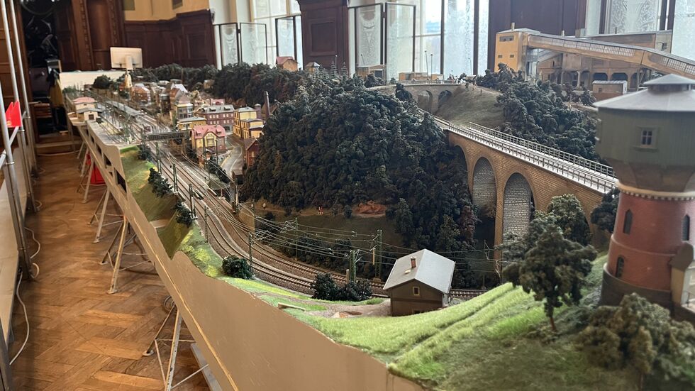 Diese Bahn erstreckt sich durch den ganzen Saal und stellt die Bahnanlage Bad Clausthal dar, wie sie in den 1980er Jahren ausgesehen hat. Diese Bahn erstreckt sich durch den ganzen Saal und stellt die Bahnanlage Bad Clausthal dar, wie sie in den 1980er Jahren ausgesehen hat.