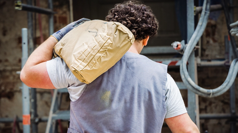 Durch die körperlich schwere Arbeit müssen Bauarbeiter oft vor 63 in Rente gehen. Durch die körperlich schwere Arbeit müssen Bauarbeiter oft vor 63 in Rente gehen.
