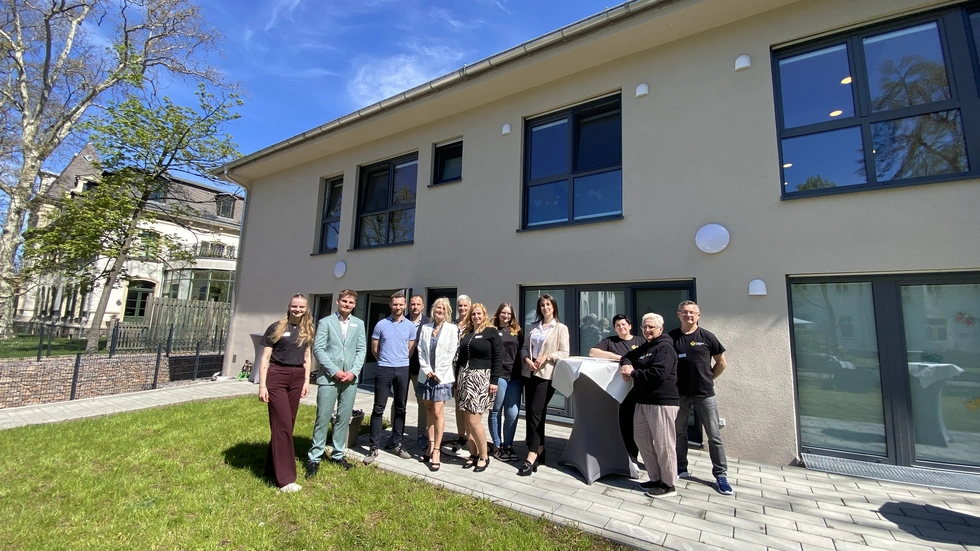 Der Pflegedienst Nicole Tobias samt seiner Bärenfamilie in Leipzig vor der neuen Einrichtung.