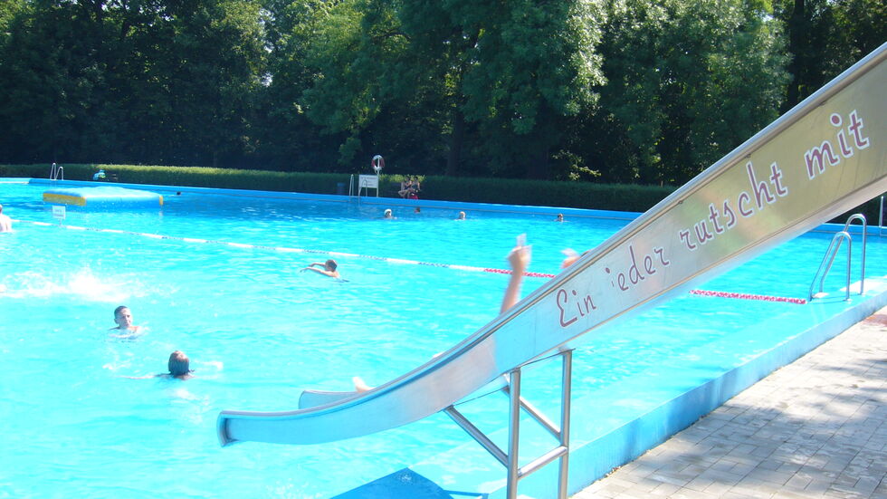 Freibad mit Rutsche
