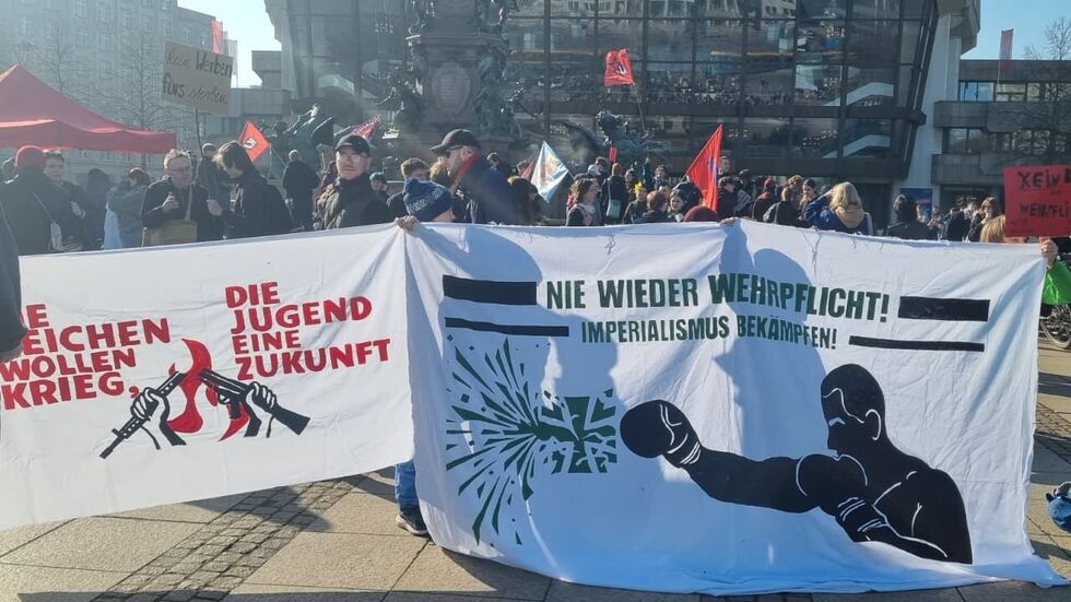Schüler protestieren gegen die Wehrpflicht auf dem Augustusplatz.