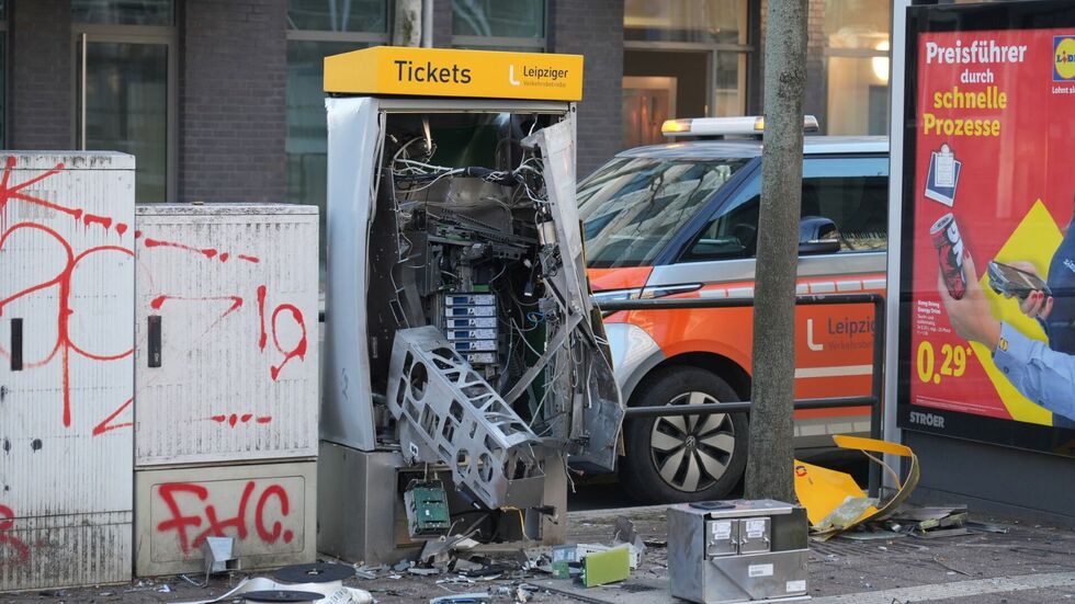 Von dem Fahrkartenautomat ist nicht mehr viel übrig. Von dem Fahrkartenautomat ist nicht mehr viel übrig.