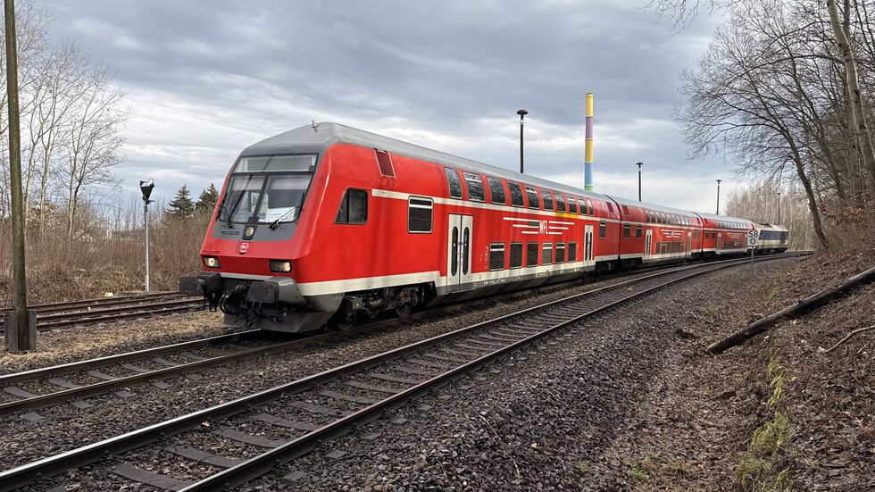 Wenn die Lok den Zug nach Leipzig schiebt, riechen die Passagiere nichts. Wenn sie die Waggons nach Chemnitz zieht, muss der erste Wagen gesperrt werden. Wenn die Lok den Zug nach Leipzig schiebt, riechen die Passagiere nichts. Wenn sie die Waggons nach Chemnitz zieht, muss der erste Wagen gesperrt werden.
