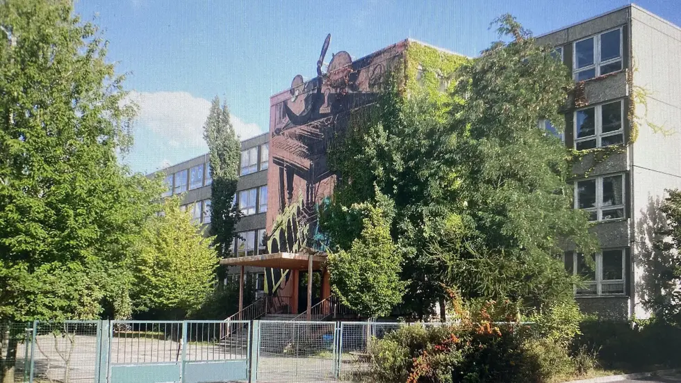 Die 100. Schule (Grundschule) in Leipzig wurde in den 1980er Jahren erbaut und ist stark sanierungsbedürftig. Die schicke Fassadenmalerei soll dabei erhalten bleiben.