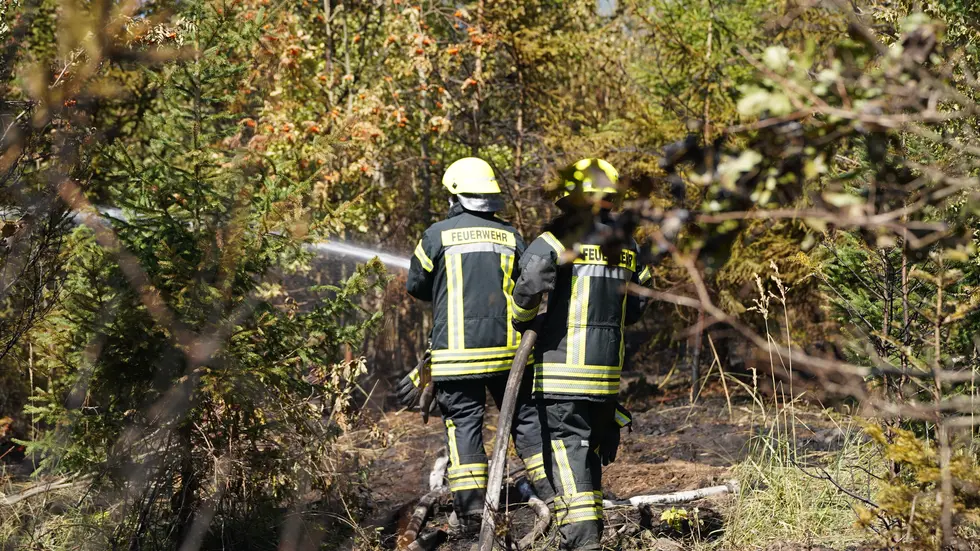 Zwei von etwa 50 Kameraden kämpfen am Boden gegen die Flammen. Zwei von etwa 50 Kameraden kämpfen am Boden gegen die Flammen.