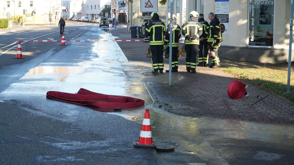 Die Muldentalstraße in Leipzig steht unter Wasser.