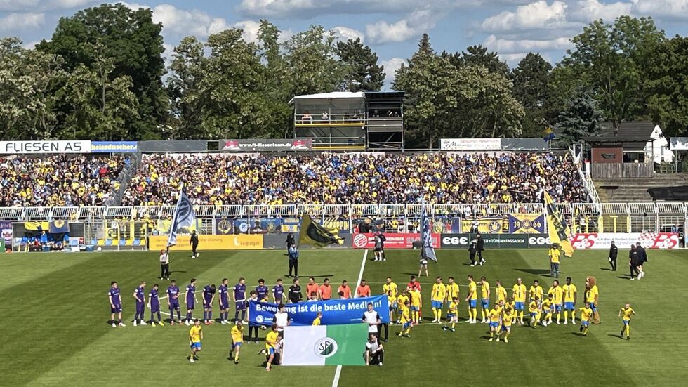Das Bruno-Plache-Stadion in Leipzig war mit rund 12.000 Zuschauern ausverkauft. Das Bruno-Plache-Stadion in Leipzig war mit rund 12.000 Zuschauern ausverkauft.