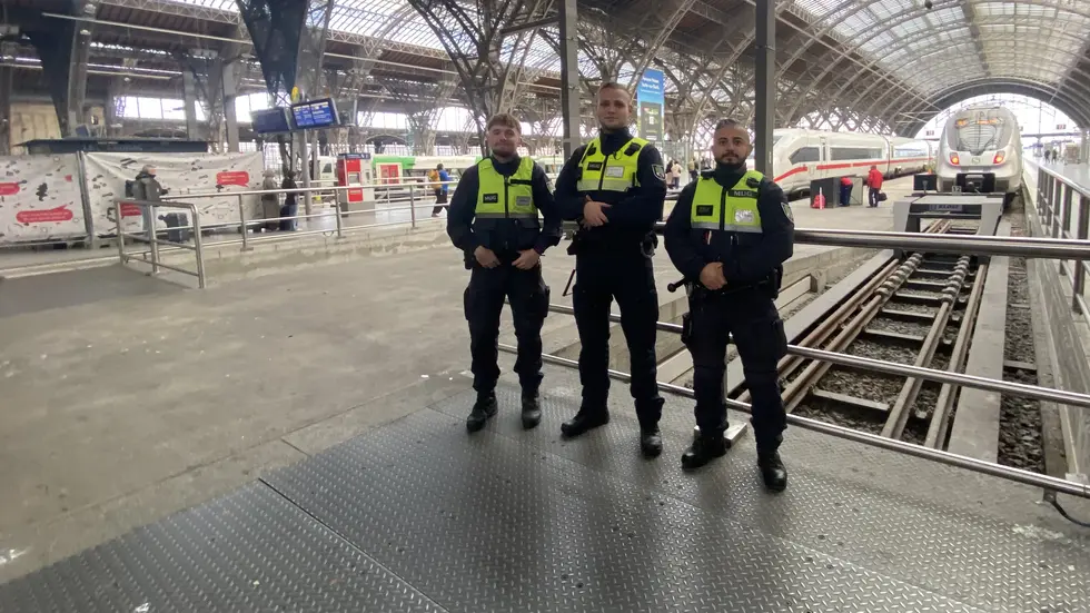 Durchgesetzt werden soll das Verbot von Mitarbeitern der DB-Sicherheit. Sie patrouillieren mit Streifen rund um die Uhr durch den Leipziger Hauptbahnhof. 