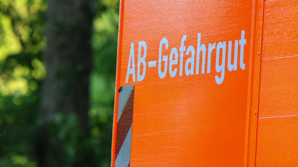 Die Leipziger Feuerwehr rückte mit ihrem ABC-Gefahrenzug an.