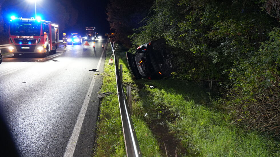 Das Auto lieb neben der Leitplanke liegen.