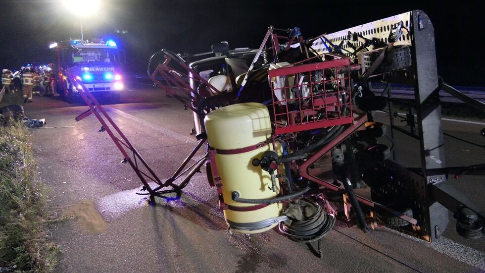 Geladen hatte das Gespann eine sogenannte Feldspritze (zum Düngen von Feldern) und einen Transporter. Geladen hatte das Gespann eine sogenannte Feldspritze (zum Düngen von Feldern) und einen Transporter.