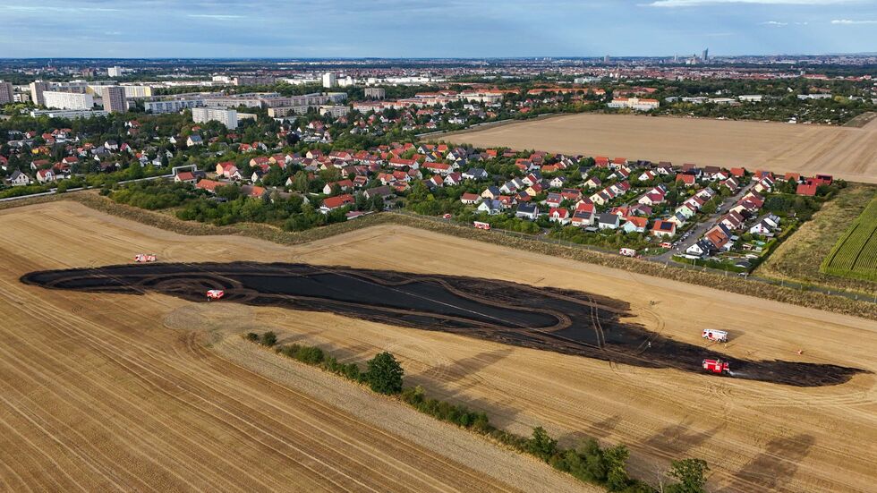 Ein Luftbild nach dem Brand: Auf der schwarzen Fläche haben die Flammen gewütet.