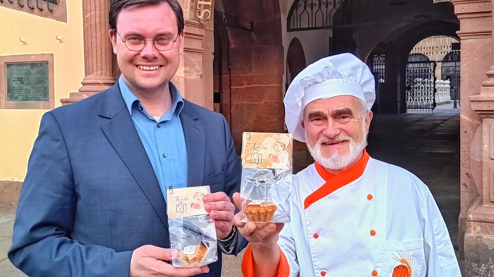 Mit den neuen Lerchen: Eric Buchmann, Vorsitzender der Lotter Gesellschaft, und der Leipziger Konditormeister Jürgen Kleinert.