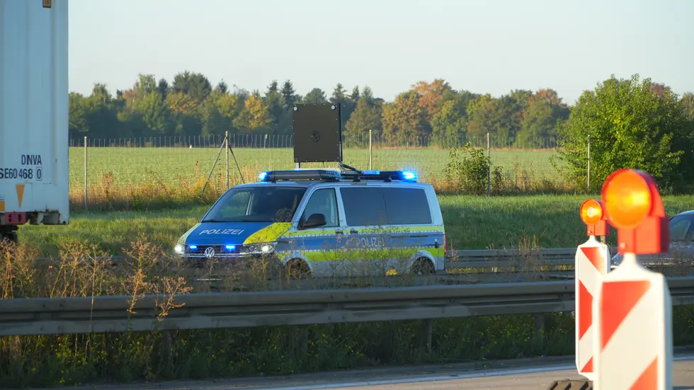 Die Polizei kommt zur Hilfe beim Unfall auf der A38. Die Polizei kommt zur Hilfe beim Unfall auf der A38.