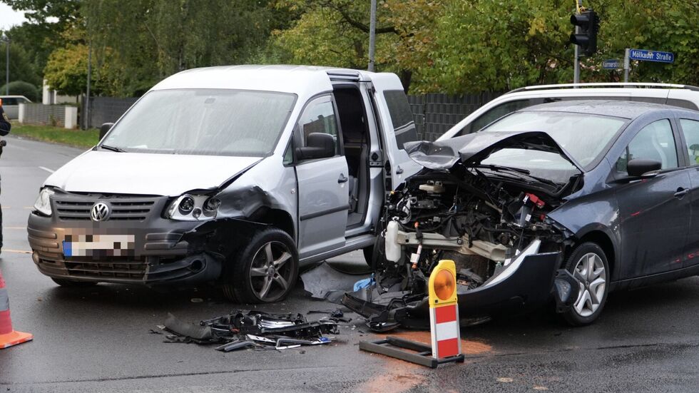 Von der Motorhaube ist nicht mehr viel übrig.