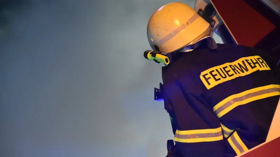 Ein Feuerwehrmann während eines Einsatzes (Symbolbild). Ein Feuerwehrmann während eines Einsatzes (Symbolbild).