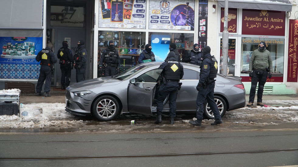 Der Zoll rückte mit zahlreichen Beamten an.
