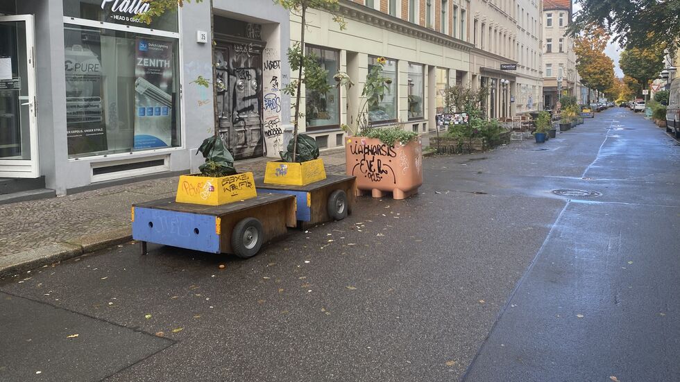 Um diese mobilen Pflanzkübel mit den Bäumchen darin geht´s. Um diese mobilen Pflanzkübel mit den Bäumchen darin geht´s.