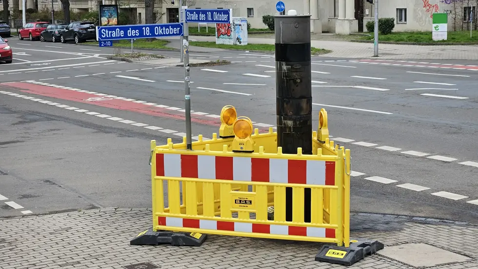 Der Starenkasten auf der Straße des 18. Oktober in Leipzig wurde schwer beschädigt. Der Starenkasten auf der Straße des 18. Oktober in Leipzig wurde schwer beschädigt.