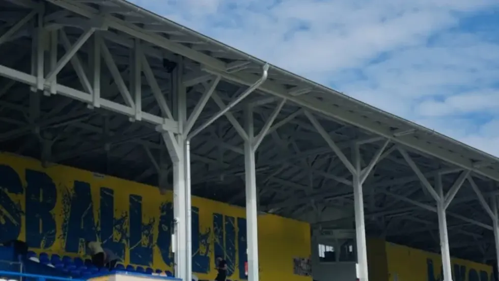 Ein Bild vom Rasen: die historische Holztribüne. Ein Bild vom Rasen: die historische Holztribüne.