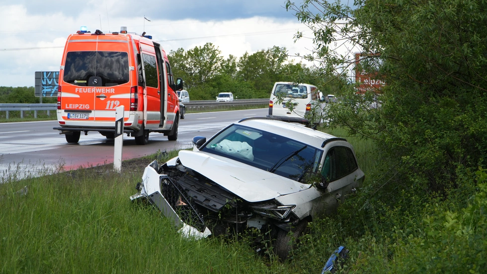 Zwischen Kleinpösna und Leipzig-Ost landet der PKW im Straßengraben