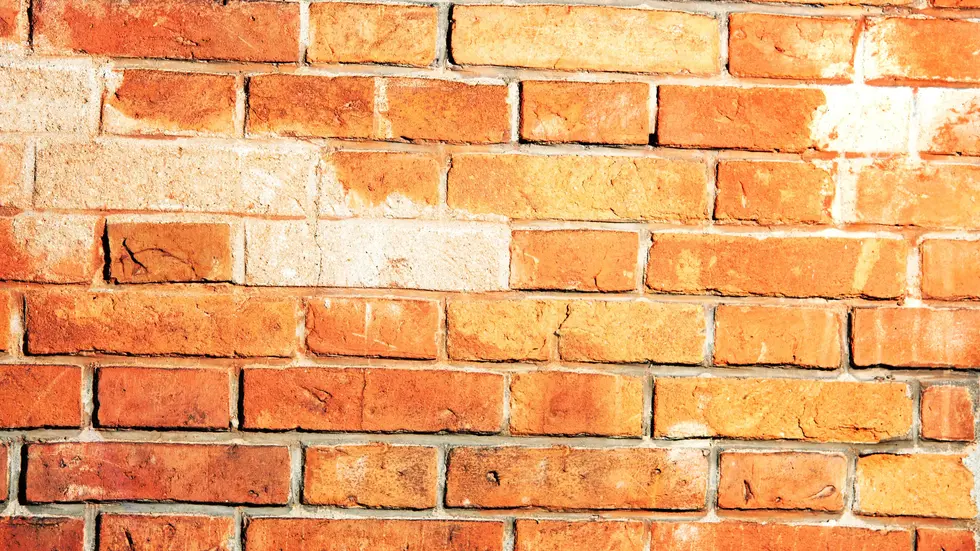 So eine Ziegelsteinmauer brach neben dem Jugendlichen plötzlich zusammen. So eine Ziegelsteinmauer brach neben dem Jugendlichen plötzlich zusammen.