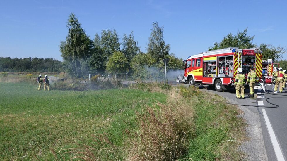 Der Brand breitete sich auch aufs Feld aus.