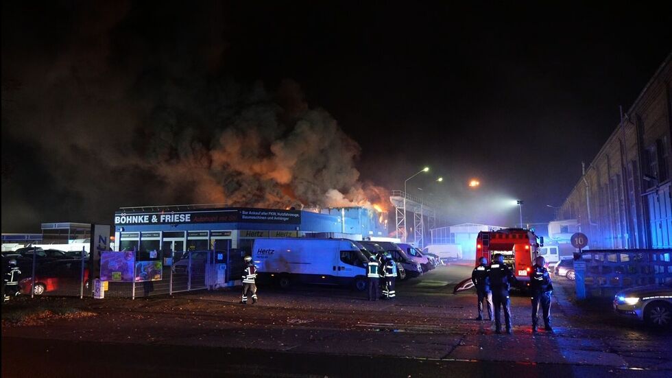 Ein dicke Rauchwolke stieg von dem Brand in den Leipziger Nachthimmel.