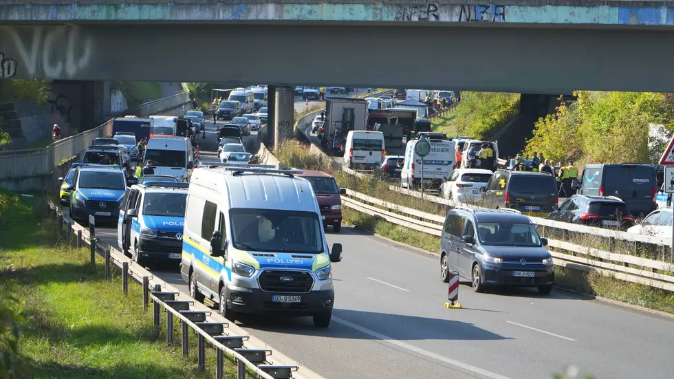 Die große (Drogen-)Polizeikontrolle verursache auf der Maximilianallee am Dienstagnachmittag Stau.