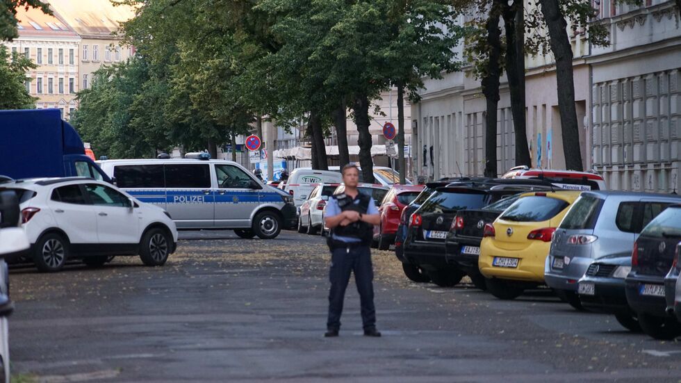 Ein Polizist bewacht die Absperrung.