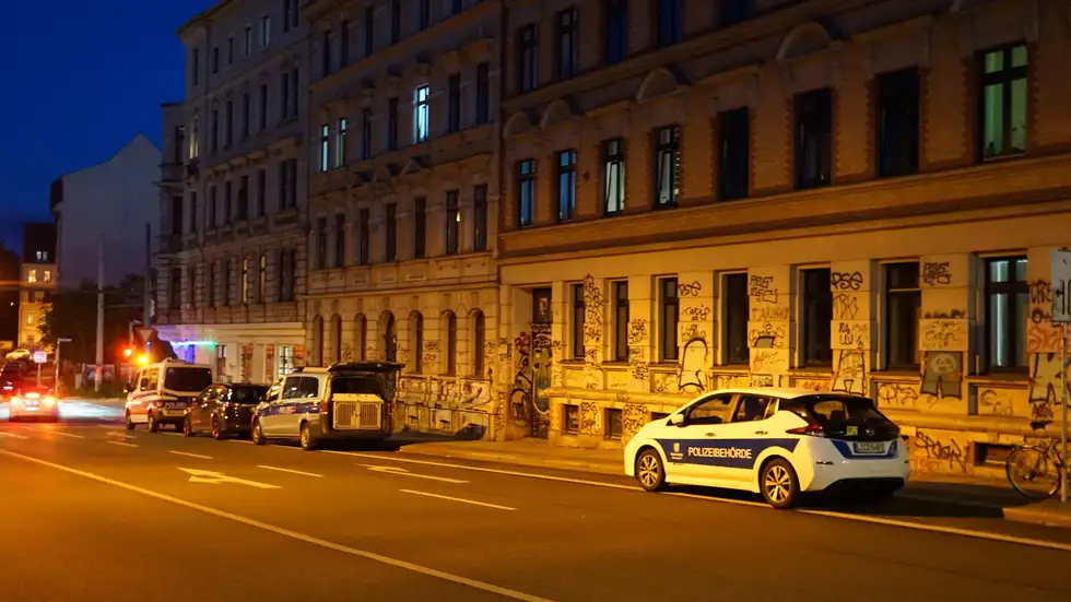 Polizeikräfte stehen vor der Spielothek an der Hermann‑Liebmann‑Straße. In den Räumen läuft die Durchsuchung. Polizeikräfte stehen vor der Spielothek an der Hermann‑Liebmann‑Straße. In den Räumen läuft die Durchsuchung.