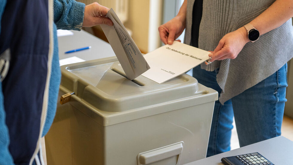 Ein Wähler bei der Stimmabgabe am Sonntag in der Region Leipzig (Symbolbild).