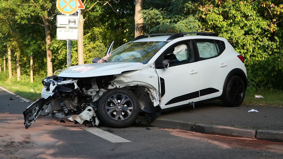 Auch der andere Wagen, ebenfalls ein kleines weißes Auto, wurde schwer beschädigt. Auch der andere Wagen, ebenfalls ein kleines weißes Auto, wurde schwer beschädigt.