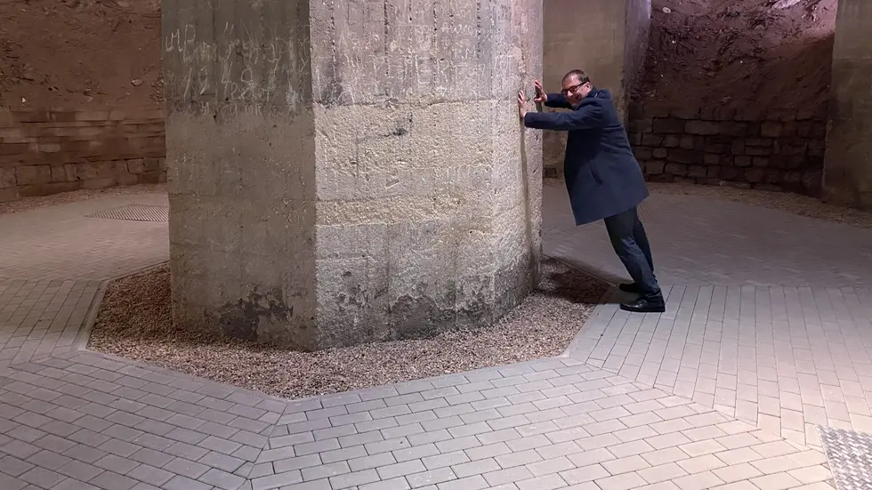 Immer für einen Spaß zu haben: Völkerschlacht-Stiftungschef Anselm Hartinger lehnt sich mit voller Kraft gegen die fette Säule, damit sie nicht umkippt. 