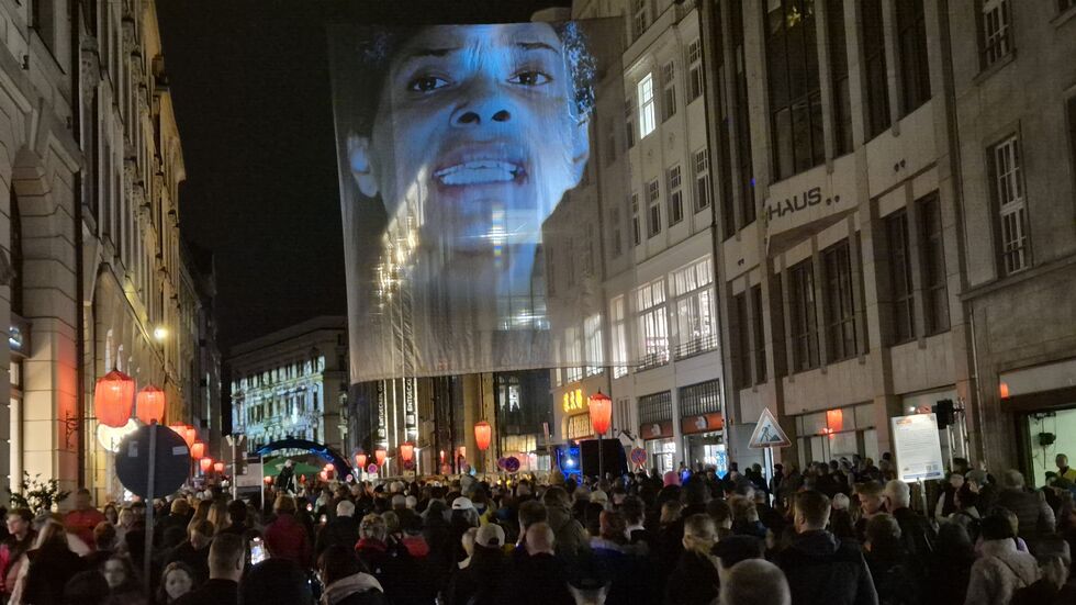 Auf dem Lichtweg von der Nikolaikirche (Ausgangspunkt der 89er Demos) zum Wilhelm-Leuschner-Platz hatten ost- und westdeutsche Künstler diesmal diverse Installationen aufgebaut.