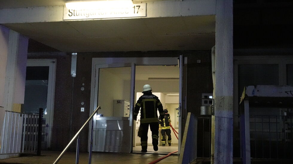 Wehrleute pumpten Wasser durch den Hauseingang ins Gebäude. Wehrleute pumpten Wasser durch den Hauseingang ins Gebäude.