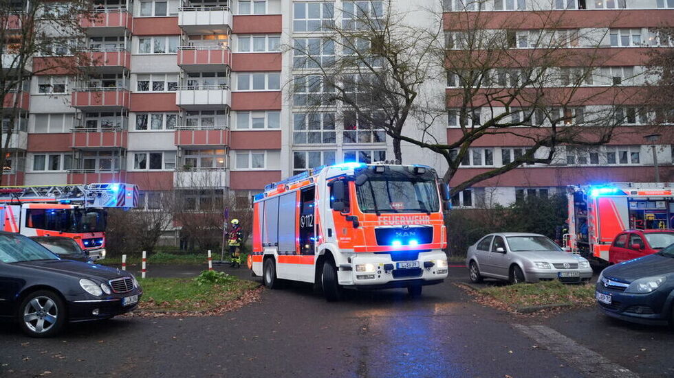 Feuerwehrfahrzeuge bei einem der vielen Einsätze am Wohnblock "Lange Lene" in Leipzig.