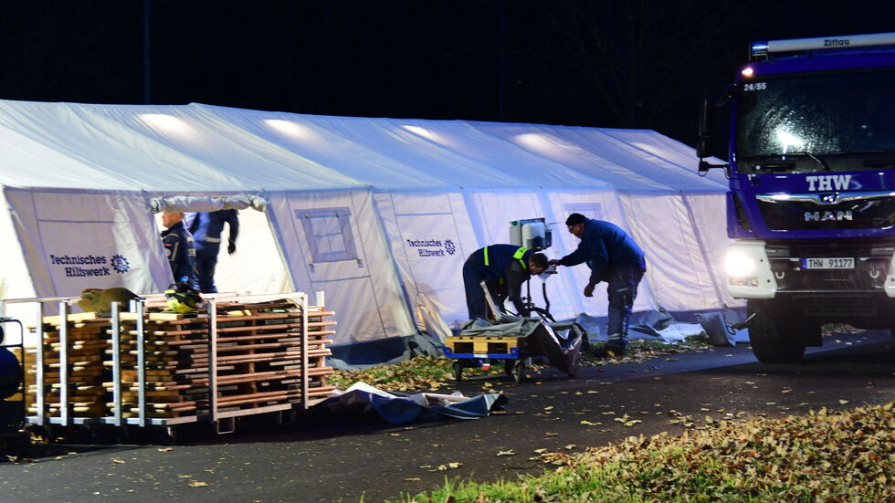 Das THW rückte in den frühen Mittwochmorgenstunden an, baute ein Versorgungszelt auf.