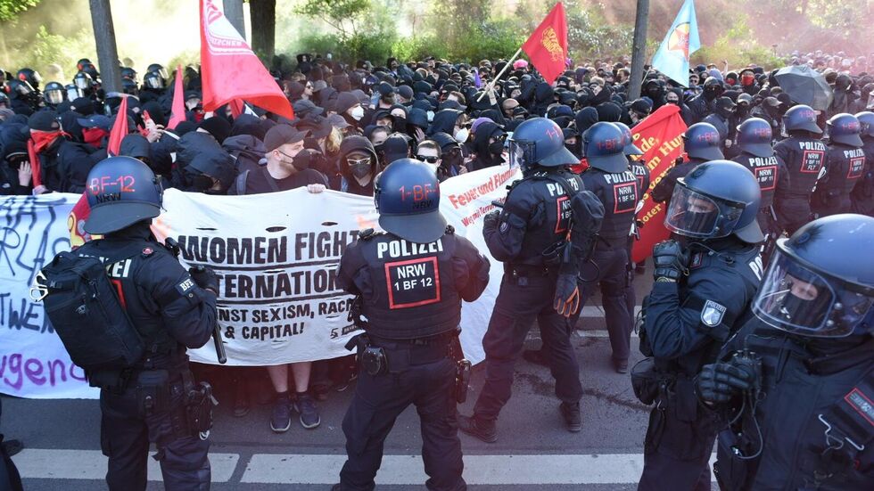 Die Demo am Alexis-Schumann-Platz eskaliert am Samstagnachmittag. Die Demo am Alexis-Schumann-Platz eskaliert am Samstagnachmittag.