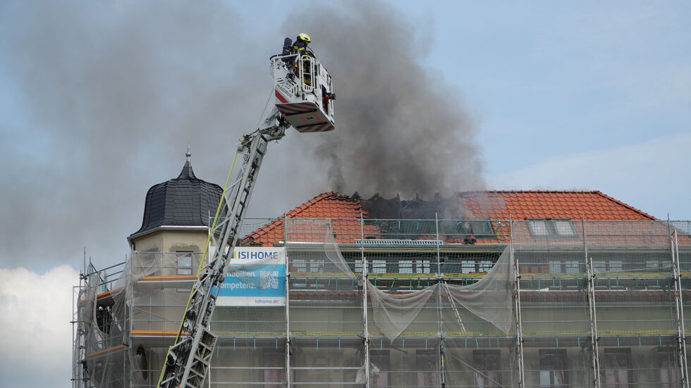 Rauch steigt aus dem Dachstuhl des brennenden Hauses an der Kohlgartenstraße auf. Rauch steigt aus dem Dachstuhl des brennenden Hauses an der Kohlgartenstraße auf.