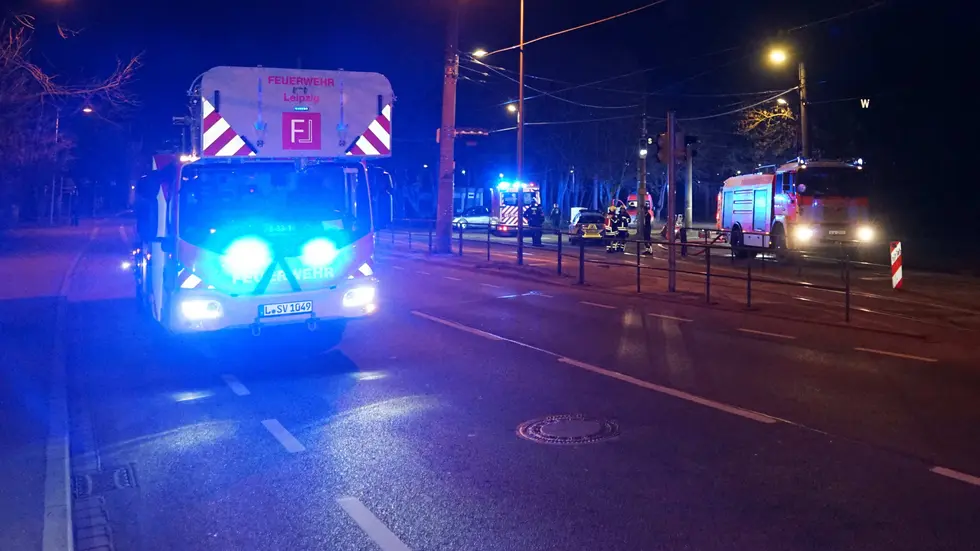 Einsatzkräfte am Brandort.