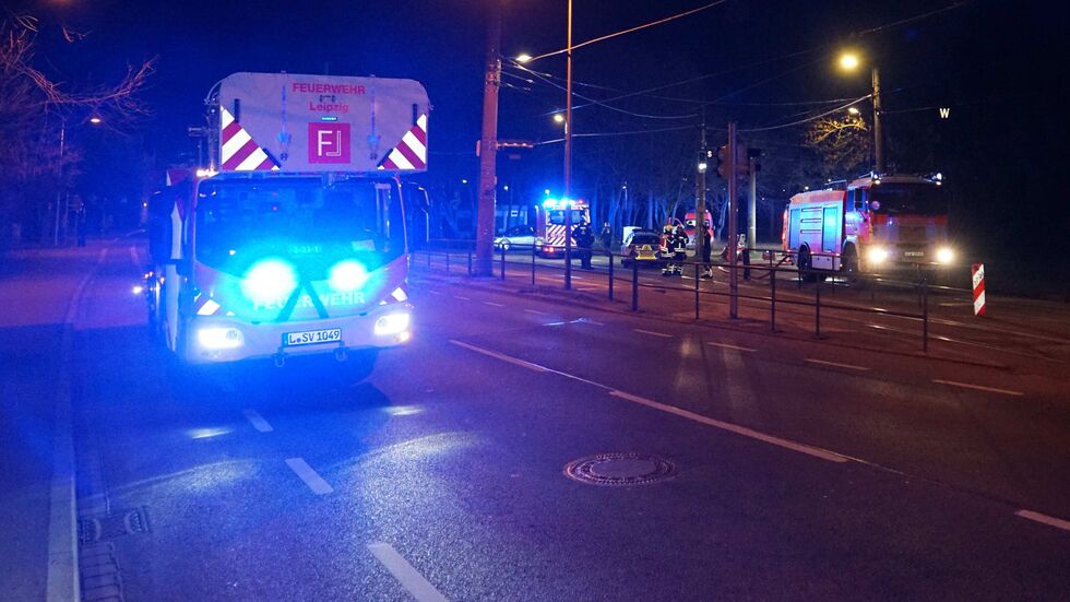 Einsatzkräfte am Brandort.