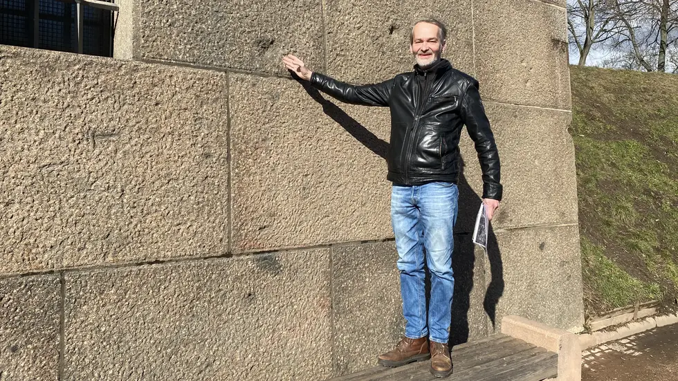 Gästeführer Markku Weber zeigt Einschusslöcher an den Mauern vor dem Völkerschlachtdenkmal. Gästeführer Markku Weber zeigt Einschusslöcher an den Mauern vor dem Völkerschlachtdenkmal.