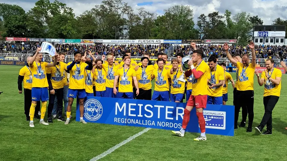 Die Mannschaft feiert nach dem 5:2-Sieg gegen Magdeburg ll die Meisterschaft.
