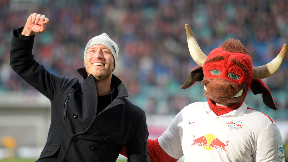 Tim Sebastian mit RB-Maskottchen Bulli