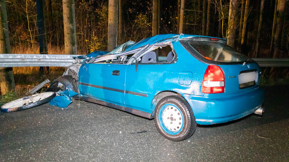 Der Aufprall ist so heftig, dass das Auto völlig demoliert zum Stehen kommt.