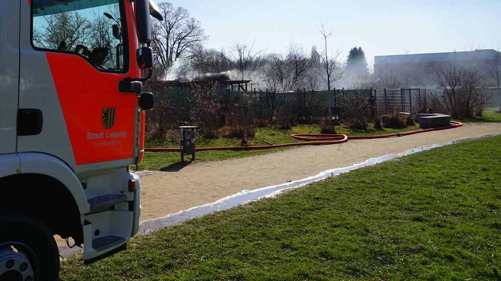 Rauch steigt von einer Gartensparte an der Liselotte-Hermann-Straße in Leipzig auf.