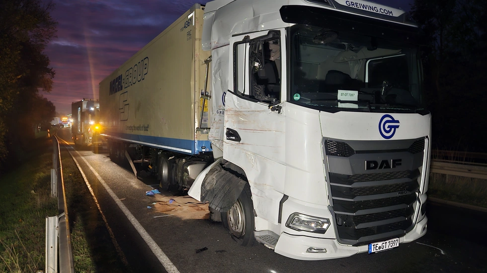 Der andere LKW sieht im Vergleich nur "leicht" getroffen aus. Der andere LKW sieht im Vergleich nur "leicht" getroffen aus.